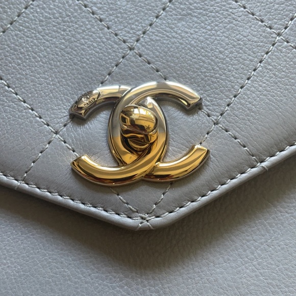 Chanel quilted lambskin leather handbag - Picture 5 of 13